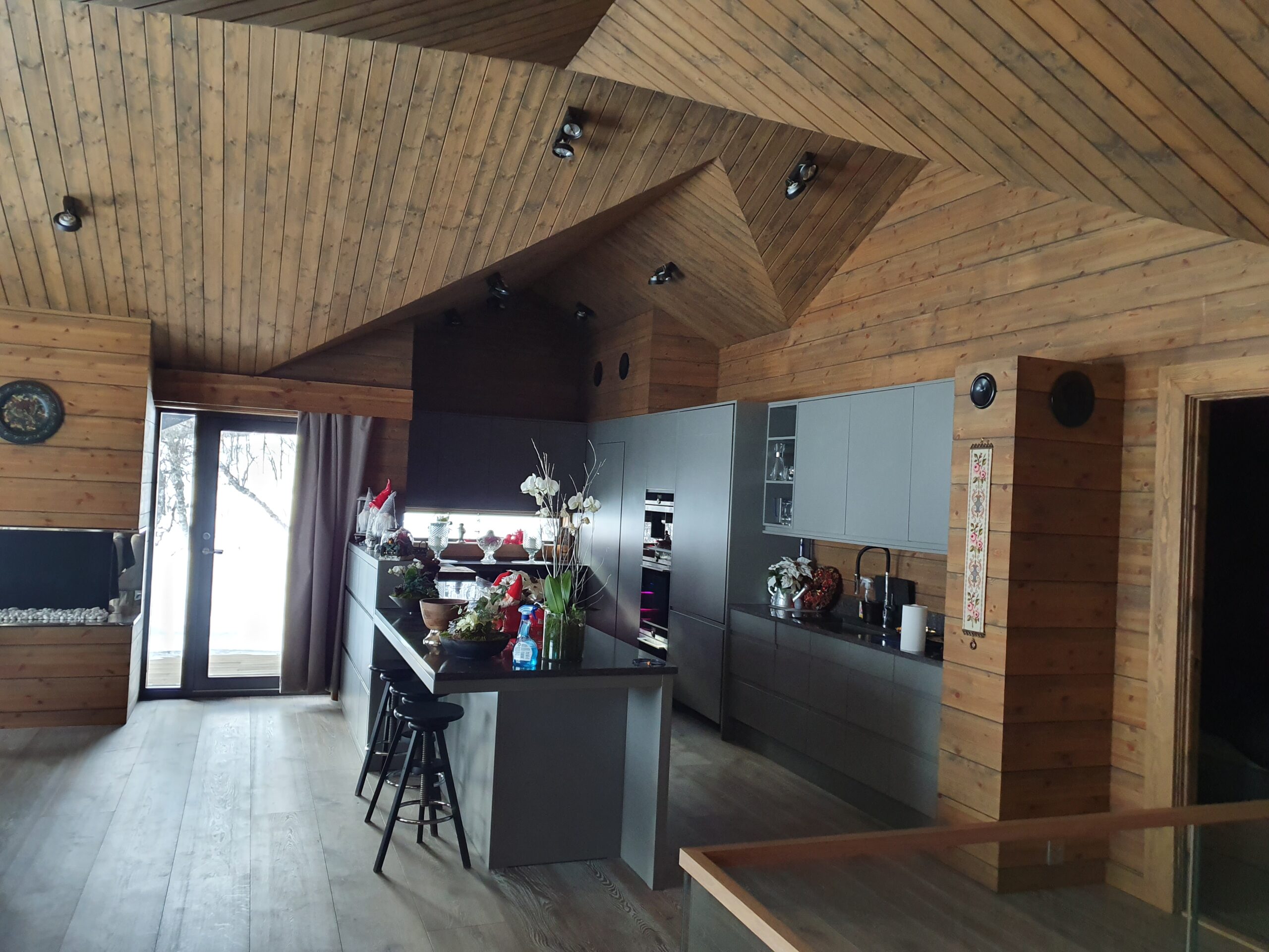 Kjøkken innredning (integrert lyd)_151520 Kjøkken innredning med integrert lydsystem og innbyggingshøyttalere